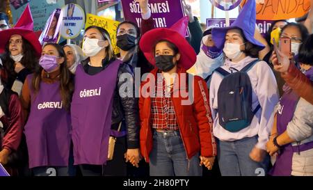 Izmir, Türkei. 25th. November 2021. Frauen in Izmir, Türkei, haben den Internationalen Tag für die Beseitigung von Gewalt gegen Frauen demonstriert. Sie erhoben ihre Stimme gegen die von Männern dominierte Welt mit Plakaten, Spruchbändern und Slogans, die mit den Aufschriften „Rückzug der Istanbuler Konvention“ und „Feminizid in der Türkei“ hervorgehoben wurden. LGBTQ-Mitglieder haben auch an der Demonstration teilgenommen, die von „'Wir stoppen Feminizide für die Türkei' abgehalten wurde (Bildquelle: © DIL Toffolo/Pacific Press via ZUMA Press Wire) Quelle: ZUMA Press, Inc./Alamy Live News Stockfoto