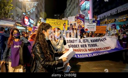 Izmir, Türkei. 25th. November 2021. Frauen in Izmir, Türkei, haben den Internationalen Tag für die Beseitigung von Gewalt gegen Frauen demonstriert. Sie erhoben ihre Stimme gegen die von Männern dominierte Welt mit Plakaten, Spruchbändern und Slogans, die mit den Aufschriften „Rückzug der Istanbuler Konvention“ und „Feminizid in der Türkei“ hervorgehoben wurden. LGBTQ-Mitglieder haben auch an der Demonstration teilgenommen, die von „'Wir stoppen Feminizide für die Türkei' abgehalten wurde (Bildquelle: © DIL Toffolo/Pacific Press via ZUMA Press Wire) Quelle: ZUMA Press, Inc./Alamy Live News Stockfoto