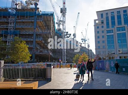 Landscraper Google HQ-Gebäude im Bau Kings Boulevard Website farbenfrohe Blätter an Herbstbäumen in Kings Cross London England Großbritannien KATHY DEWITT Stockfoto