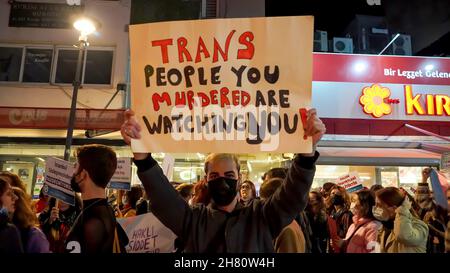 Izmir, Türkei. 25th. November 2021. Frauen in Izmir, Türkei, haben den Internationalen Tag für die Beseitigung von Gewalt gegen Frauen demonstriert. Sie erhoben ihre Stimme gegen die von Männern dominierte Welt mit Plakaten, Spruchbändern und Slogans, die mit den Aufschriften „Rückzug der Istanbuler Konvention“ und „Feminizid in der Türkei“ hervorgehoben wurden. LGBTQ-Mitglieder haben auch an der Demonstration teilgenommen, die von „'Wir stoppen Feminizide für die Türkei' abgehalten wurde (Bildquelle: © DIL Toffolo/Pacific Press via ZUMA Press Wire) Quelle: ZUMA Press, Inc./Alamy Live News Stockfoto
