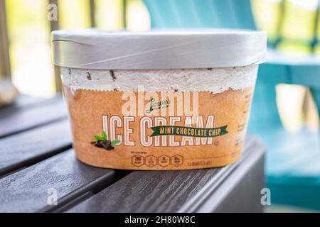 Sugar Mountain, USA - 31. Mai 2021: Lowes Food lokale North Carolina Store-Marke von Minze Chocolate Chip Ice Cream gefrorenen Dessert-Shop mit Etikett gekauft Stockfoto