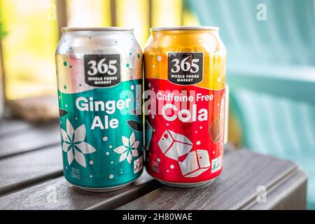 Sugar Mountain, USA - 31. Mai 2021: Nahaufnahme von zwei Aluminiumdosen für Whole Foods 365 Marken-Soda-Cola- und Ingwer-Ale-Aromen mit Etikett für caffei Stockfoto