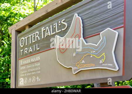 Seven Devils, USA - 4. Juni 2021: Schild für Otter Falls Trail Map in North Carolina mit Wanderregeln und anstrengendem Text für schwierige steile Wanderungen Stockfoto