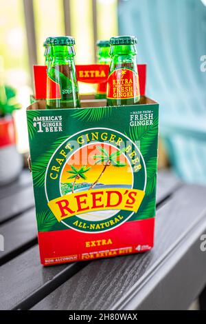 Sugar Mountain, USA - 31. Mai 2021: Nahaufnahme von Glasflaschen in einer Schachtel mit Schild für die Biermarke Craft Ginger von Reed, die alle natürlichen echten Ginger Ale enthält Stockfoto