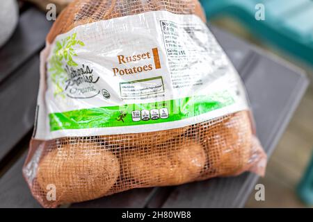 Sugar Mountain, USA - 31. Mai 2021: Schild auf dem Beutel mit Kartoffeln, die von Nature's Promise Bio-Marke von Hannaford gekauft wurden Stockfoto