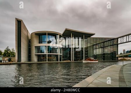 Das Paul-Löbe-Haus, ein Parlamentsgebäude neben dem Reichstag. Blick von der Ostseite mit den Weißen Kreuzen, einem Denkmal für die Opfer... Stockfoto