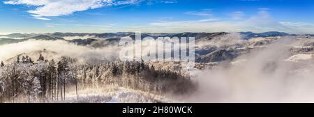 Auftauchende Wolken direkt über dem Boden, Panoramalandschaften von Bergen, Bergen, Tälern, sich ständig ändernde Ansichten, Blautöne Stockfoto