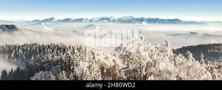 Die kleine Fatra in all ihrer Pracht, Wolken bedecken fast die ganze Landschaft und Täler, umgekehrt das Wetter mit der Sonne Stockfoto