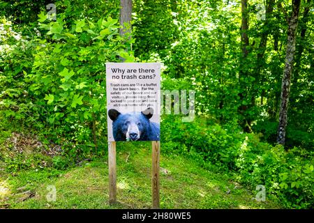 Seven Devils, USA - 4. Juni 2021: Melden Sie sich auf dem Otter Falls Trail für einen abfallfreien Park an, und Dosen werden nicht zur Verfügung gestellt, da Schwarzbären nicht fressen Stockfoto