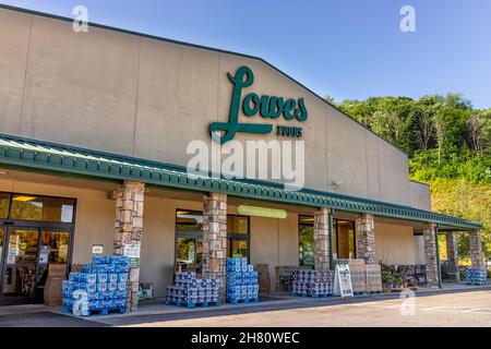 Banner Elk, USA - 17. Juni 2021: Ortseingangsschild für Lowe's Lebensmittelgeschäft in North Carolina in der Nähe von Sugar Mountain Stockfoto