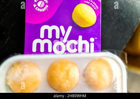 Sugar Mountain, USA - 26. Juni 2021: Makro-Nahaufnahme des im Laden gekauften Eiscreme gefüllten Mochi-Reiskuchen Japanisches Dessert von My Mochi Marke mit Mango-Tropi Stockfoto