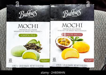 Sugar Mountain, USA - 26. Juni 2021: Makro-Nahaufnahme von zwei Paketen mit Eiscreme gefüllter Mochi-Reiskuchen japanisches Dessert von Bubbies Hawaii Marke mit p Stockfoto