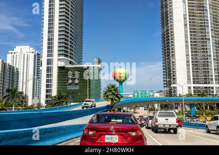 Hallandale Beach, USA - 9. Juli 2021: Schild für die Stadt auf dem Wasserturm in North Miami, Florida auf der Straße zu A1A Collins Avenue Verkehrswagen pov auf der Straße stre Stockfoto