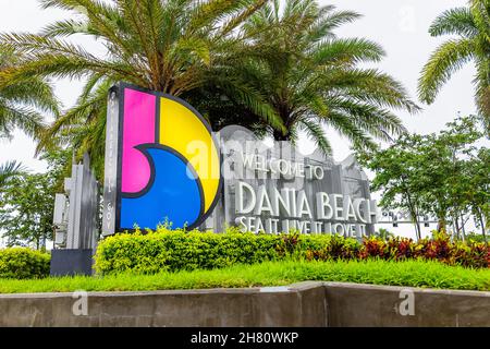 Miami, USA - 12. Juli 2021: Zeichen für Dania Beach Stadt in der Nähe von Hollywood, Miami und Ft Lauderdale begrüßen Nachricht Signage mit buntem Design im Sommer Stockfoto