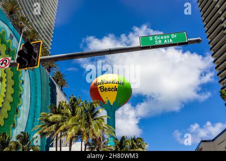 Hallandale Beach, USA - 18. Juli 2021: Schild für die Stadt auf dem Wasserturm in North Miami, Florida auf der A1A Collins Avenue Street Road sonniger Tag blauer Himmel Stockfoto