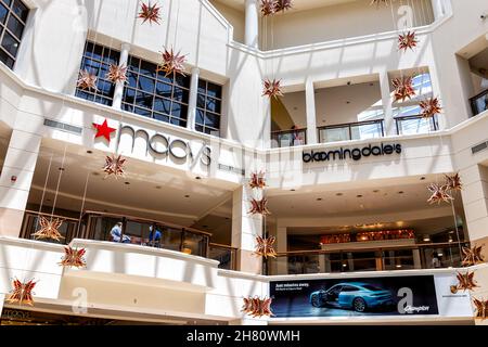 Miami, USA - 19. Juli 2021: Zeichen für Macy's und Bloomingdales Geschäft und hängende Dekorationen im Aventura Einkaufszentrum in Florida, United S. Stockfoto