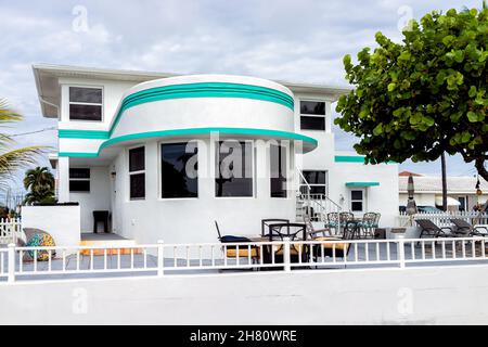 Hollywood, USA - 4. August 2021: Nördlich von Miami Beach, Hollywood Broadwalk in Florida und Art déco-Gebäude mit weiß-türkisgrün-blauem Bogengang Stockfoto