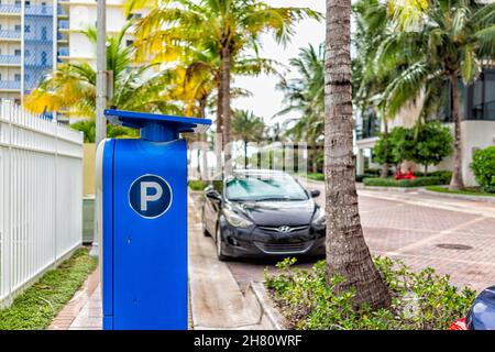 Hollywood, USA - 4. August 2021: North Miami, Hollywood Beach, Florida Wohnviertel in der Nähe von Broadwalk und Strandpark mit Nähe des Parkplatzes Stockfoto