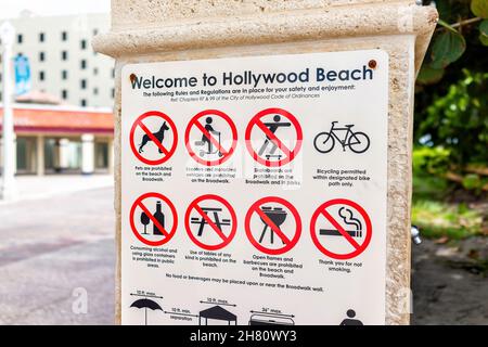 Hollywood, USA - 4. August 2021: Nördlich von Miami Beach, Hollywood Broadwalk Boardwalk in Florida mit Willkommens-Eintrittsschild mit Regeln und prohobie Stockfoto