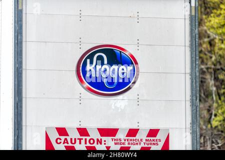 Charlottesville, USA - 15. April 2021: Highway Road in Virginia mit Kroger-Lieferwagen im Straßenverkehr Nahaufnahme des Logos auf der Rückseite des Fahrzeugs für die Marke Supermark Stockfoto