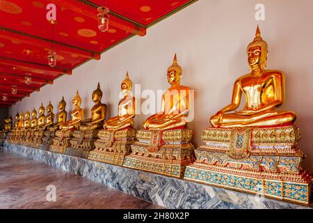 Vergoldete Buddha-Statuen in einem Tempel in Bangkok, Thailand Stockfoto