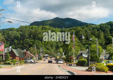 Banner Elk, USA - 23. Juni 2021: Innenstadt Banner Elk Road Street in North Carolina Stadt berühmt für Zucker und Beech Mountain Ski-Resorts und Speicher Stockfoto