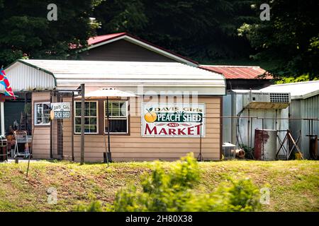 Roan Mountain, USA - 23. Juni 2021: Tennessee Town mit Obststand auf der US-19e 19e Straße im Sommer für South Carolina Peaches Davis Girls Pea Stockfoto