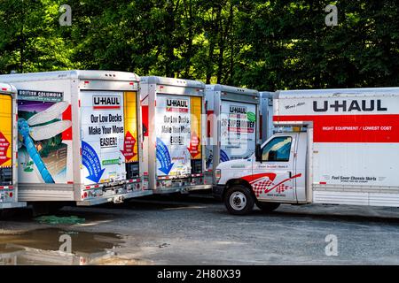 Banner Elk, USA - 23. Juni 2021: Viele U-Haul-Anhänger und -LKW-Lieferwagen für Umzug Umzug auf dem Parkplatz des U-Haul-Nachbarschaftshändlers in North Carol Stockfoto