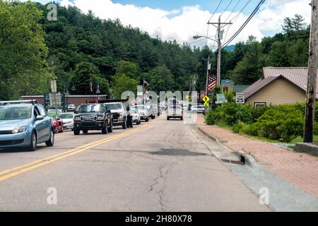 Banner Elk, USA - 23. Juni 2021: Downtown Banner Elk Road Street in North Carolina City Town by Sugar and Beech Mountain Ski Resorts mit schwerem Verkehr Stockfoto