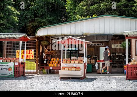 Roan Mountain, USA - 23. Juni 2021: Tennessee-Stadt mit Obststand Verkäufer auf der US-19e 19e Straße im Sommer für South Carolina Peaches D Stockfoto