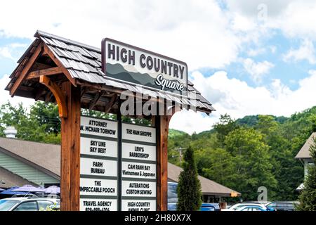 Banner Elk, USA - 23. Juni 2021: Lokales Ladenstreifen Mall Zeichen für High County Square Geschäfte Geschäfte Geschäft in North Carolina in der Nähe von Sugar und Beech Mo Stockfoto