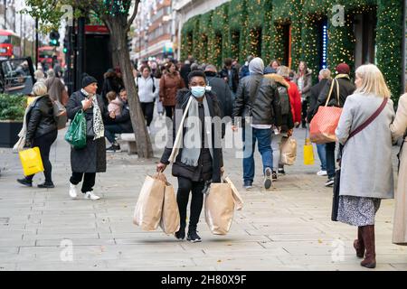 Shopper auf der Oxford Street in London, am Black Friday. Bilddatum: Freitag, 26. November 2021. Stockfoto