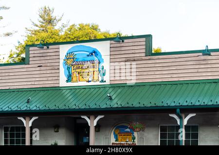 Newland, USA - 23. Juni 2021: Kleine Dorfstadt mit Schild für das Kettenhaus Los Arcoiris Mexikanisches Restaurant, das authentische Gerichte auf dem Gebäude serviert Stockfoto