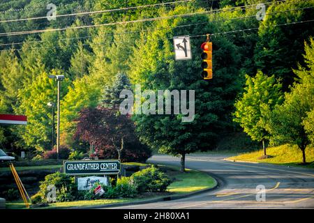 Banner Elk, USA - 6. Juli 2021: Downtown Banner Elk Road Street in North Carolina Stadt mit Großvater Mountain Center Einkaufszentrum mit Lowe's groc Stockfoto