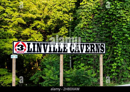 Banner Elk, USA - 6. Juli 2021: Schildern Sie Meilen auf der Autobahn in North Carolina zu den berühmten Linville Falls Caverns am Blue Ridge Parkway dri Stockfoto