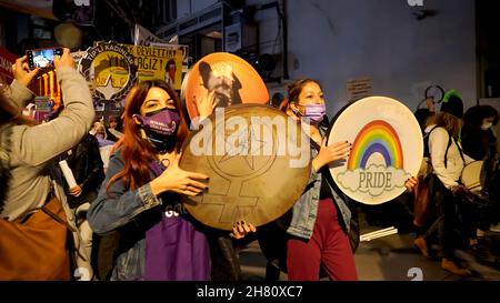 Izmir, Türkei. 25th. November 2021. Frauen in Izmir, Türkei, haben den Internationalen Tag für die Beseitigung von Gewalt gegen Frauen demonstriert. Sie erhoben ihre Stimme gegen die von Männern dominierte Welt mit Plakaten, Spruchbändern und Slogans, die mit den Aufschriften „Rückzug der Istanbuler Konvention“ und „Feminizid in der Türkei“ hervorgehoben wurden. LGBTQ-Mitglieder haben auch an der Demonstration teilgenommen, die von „'Wir stoppen Feminizide für die Türkei' abgehalten wurde (Bildquelle: © DIL Toffolo/Pacific Press via ZUMA Press Wire) Quelle: ZUMA Press, Inc./Alamy Live News Stockfoto