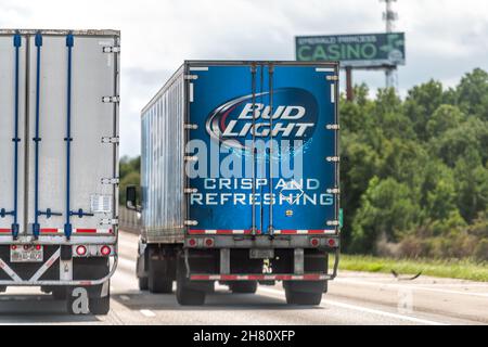 Midway, USA - 6. Juli 2021: Interstate Highway I95 in Georgia mit Auto pov mit Lastwagen, Plakatwand für Casino und Schild auf Fahrzeug für Bud Light Bier Stockfoto