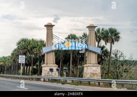 Yulee, USA - 6. Juli 2021: Interstate Highway I95 Driving Car pov von Georgia State Line und buntes Schild am Straßenrand für Florida begrüßt Sie mit Stockfoto