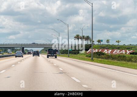 Palm Bay, USA - 8. Juli 2021: Interstate Highway 95 Straße mit Verkehrswagen an sonnigen Tag in Brevard County, Florida mit Brücke Überführung Ausfahrt und Stadt Stockfoto