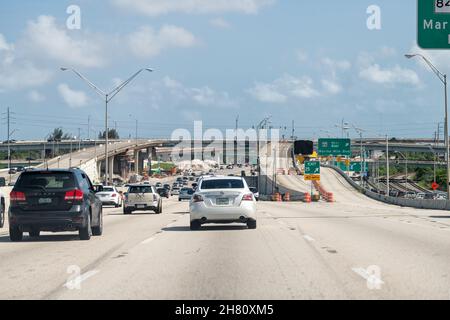 Fort Lauderdale, USA - 8. Juli 2021: Interstate mehrspurige Autobahn 95 mit Autoverkehr in Florida Stadt mit Ausfahrt Überführung Brücke Bau in s Stockfoto
