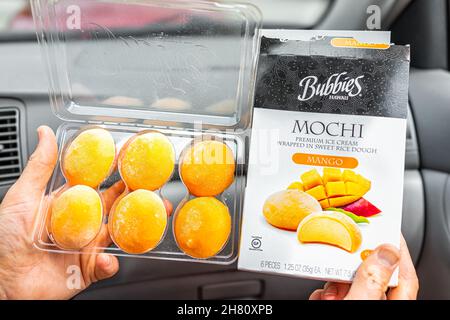 Sugar Mountain, USA - 26. Juni 2021: Nahaufnahme von Handpackungen mit Eiscreme gefüllten Mochi-Reiskuchen japanisches Dessert von Bubbies Hawaii Marke wit Stockfoto