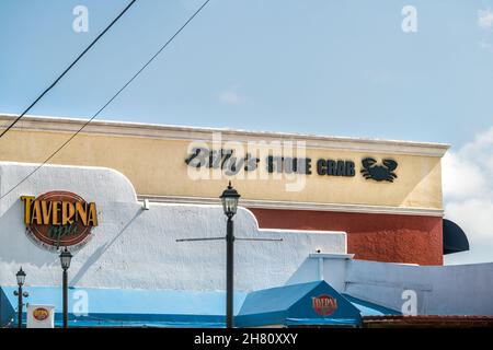 Hollywood, USA - 8. Juli 2021: Die Stadt Florida Billy's Stone Crab, Opa Taverna Restaurant serviert frische Meeresfrüchte und Markt in North Miami Beach Stockfoto