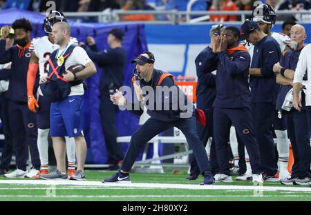 Chicago trägt Cheftrainer Matt Nagy jubelt über Spieler vom Seitenlinie im zweiten Quartal gegen die Detroit Lions im Ford Field, Donnerstag, den 25. November 2021, in Detroit. (Foto von John J. Kim/Chicago Tribune/TNS/Sipa USA) Stockfoto