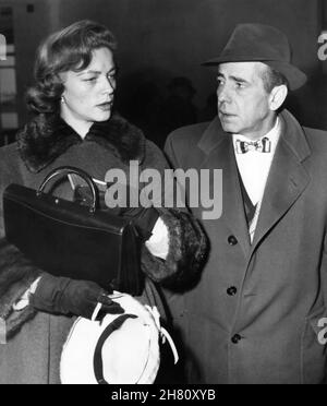 HUMPHREY BOGART und seine Frau LAUREN BACALL am Internationalen Flughafen Rom, nachdem sie Ende Januar 1954 in Italien angekommen war, um ihren Mann für einen kurzen Urlaub zu besuchen, während er mit Ava Gardner die BARFUSS-CONTESSA weiterdreht Stockfoto