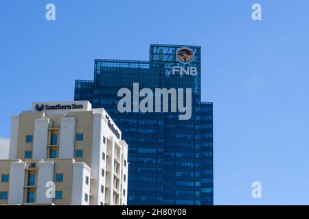 KAPSTADT, SÜDAFRIKA - 04. Nov 2019: Die FNB-Zentrale Kapstadt Südafrika mit dem blauen Himmel im Hintergrund Stockfoto