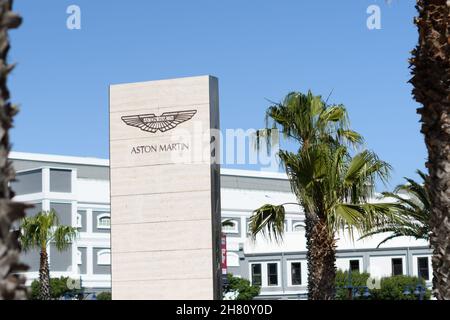 KAPSTADT, SÜDAFRIKA - 04. Nov 2019: Das Aston Martin Ladenschild in Kapstadt Südafrika an einem sonnigen Tag Stockfoto