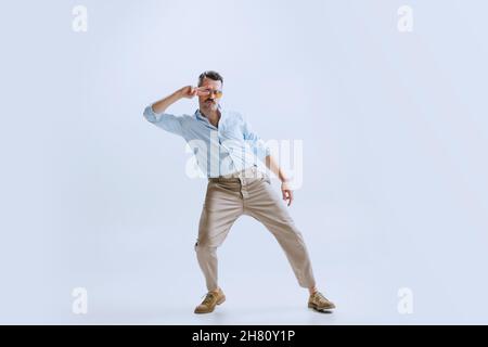 Portrai von jungen Mann, Hipster oder Dandy tanzen Rock-and-Roll oder Swing isoliert auf weißem Hintergrund. Retro-Vintage-Stil Stockfoto