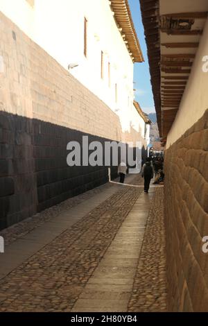 Cuzco Peru Zentrum der Stadt Blick auf die alte Straße mit Kopfsteinpflaster Straßen Mauern hohe, enge Blöcke mit Steinbewohnern Touristentour für Einheimische Stockfoto