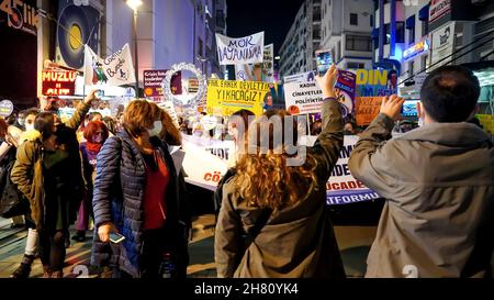 Izmir, Türkei. 25th. November 2021. Frauen in Izmir, Türkei, haben den Internationalen Tag für die Beseitigung von Gewalt gegen Frauen demonstriert. Sie erhoben ihre Stimme gegen die von Männern dominierte Welt mit Plakaten, Spruchbändern und Slogans, die mit den Aufschriften „Rückzug der Istanbuler Konvention“ und „Feminizid in der Türkei“ hervorgehoben wurden. LGBTQ-Mitglieder haben auch an der Demonstration teilgenommen, die von „'Wir stoppen Feminizide für die Türkei' abgehalten wurde (Bildquelle: © DIL Toffolo/Pacific Press via ZUMA Press Wire) Quelle: ZUMA Press, Inc./Alamy Live News Stockfoto