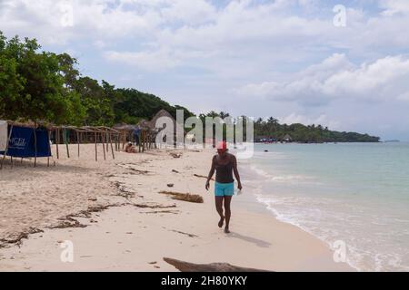 Cartagena de Indias, Kolumbien-Nov 22, 2010: Eine Frau geht tief in Gedanken an sie am Strand von Isla Baru, am Meer, in der kolumbianischen Karibik Stockfoto